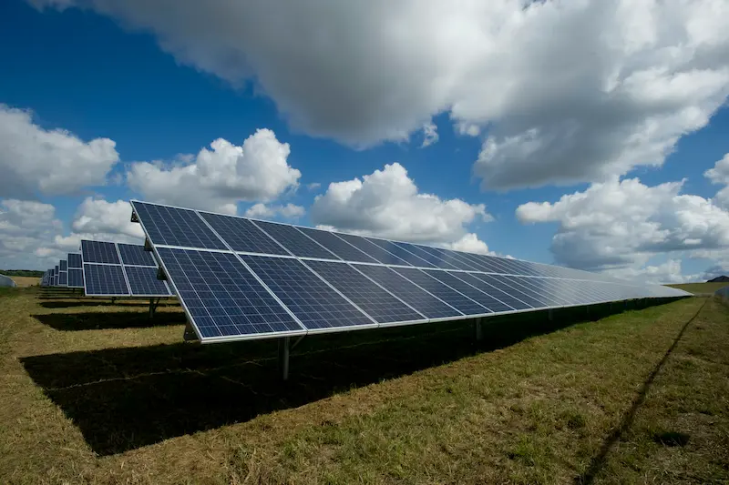 Instalación de placas solares para invernaderos en Almería
